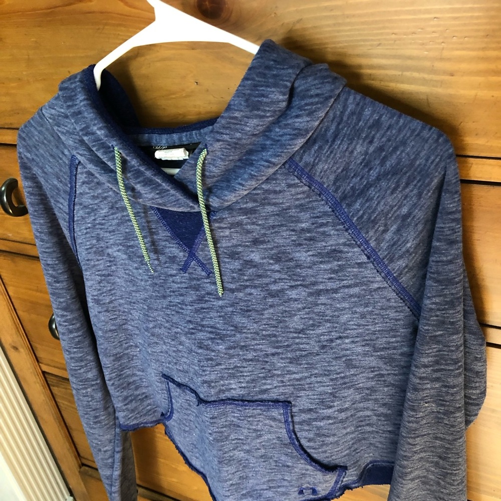 Under Armour women’s cropped hoodie. EUC. Small - Picture 2 of 5